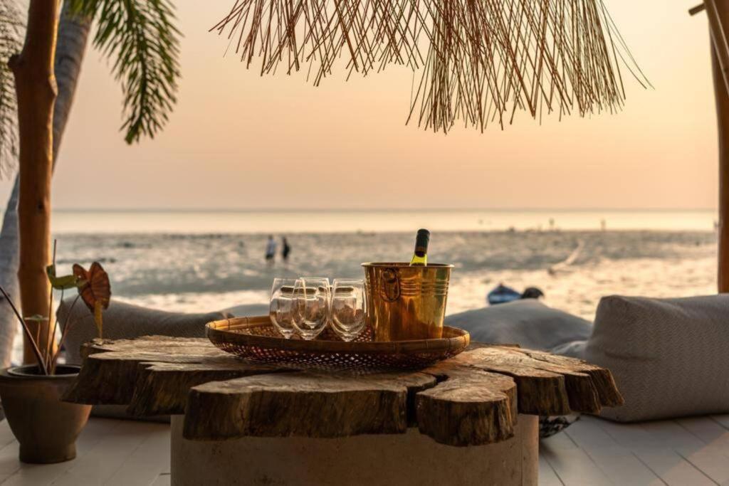 Villa Le Cerf Dore Hinkong Экстерьер фото